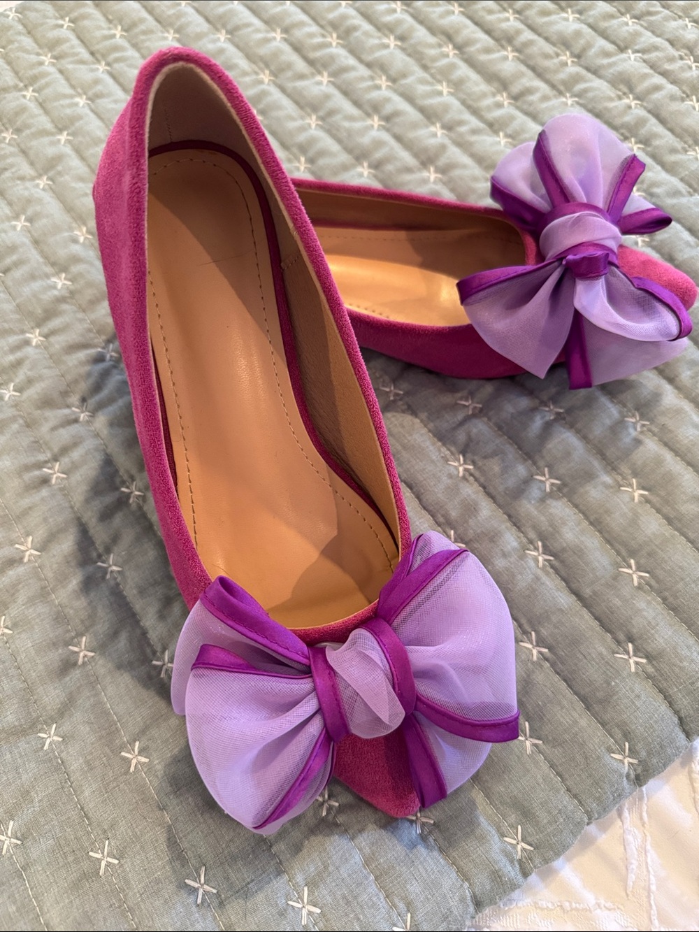 EUC Women's Suede Ballet Flats w/Bow - Size 6